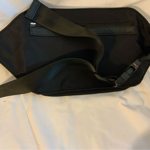 KENNETH COLE Waist Bag REACTION Fanny Pack Purse Seatbelt Strap Black EUC! - Picture 3 of 8
